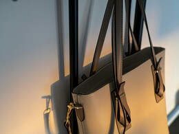 Carlton London, Zouk के Handbag आपके बोरिंग लुक में लगा सकते हैं चार-चांद Carlton London, Zouk के Handbag आपके बोरिंग लुक में लगा सकते हैं चार-चांद