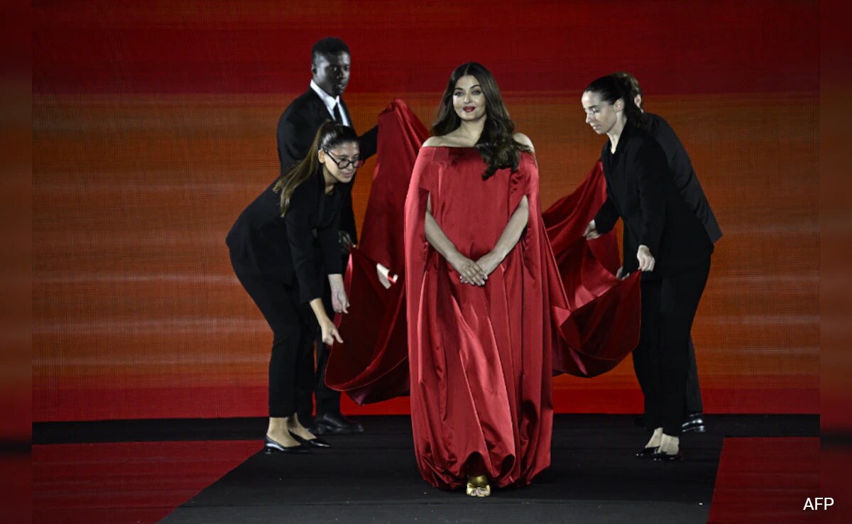 Paris Fashion Week 2024: Just Aishwarya Rai Bachchan Casually Slaying On The Ramp