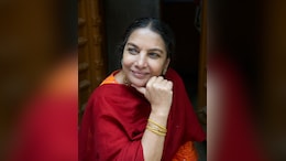 Shabana Azmi Stopped At The Food Court On Her Return Trip From Pune, Here's What She Ate