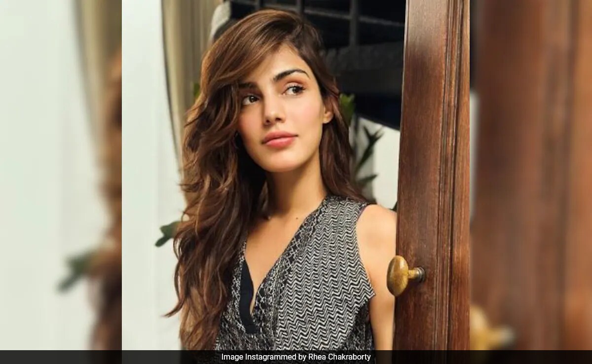 Rhea Chakraborty Reveals A Couple Of Friends "Used To Drink" With Her Dad When She Was In Jail