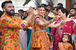 Shilpa Shetty And Raj Kundra Dance During Ganpati <i>Visarjan</i> Shilpa Shetty And Raj Kundra Dance During Ganpati <i>Visarjan</i>