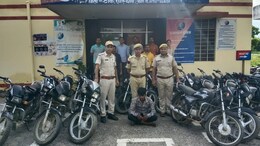 मंहगे शौक ने बनाया शातिर चोर, दिन में नौकरी-रात में रेकी, कई जिलों में ऐसे गायब करता था बाइक