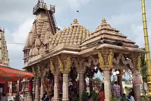 मंदिर पर है 282 सोने के शिखर मंदिर पर है 282 सोने के शिखर
