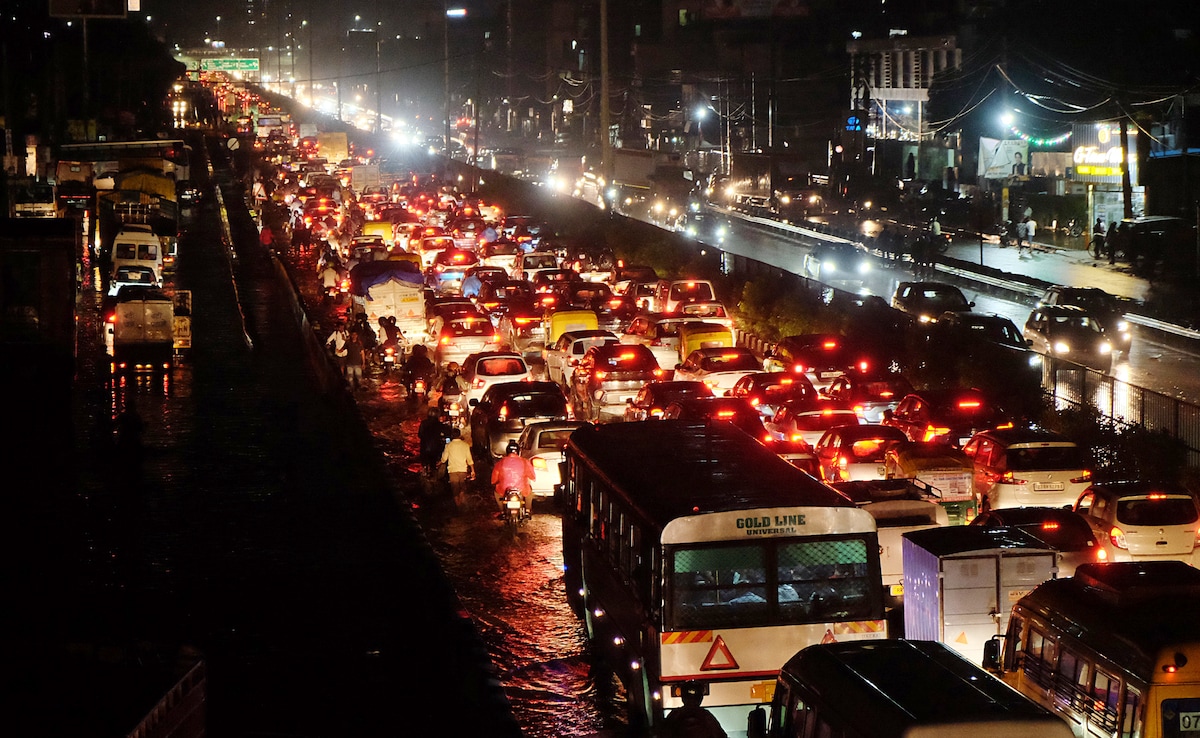 दिल्ली में बारिश के बाद सड़क जाम