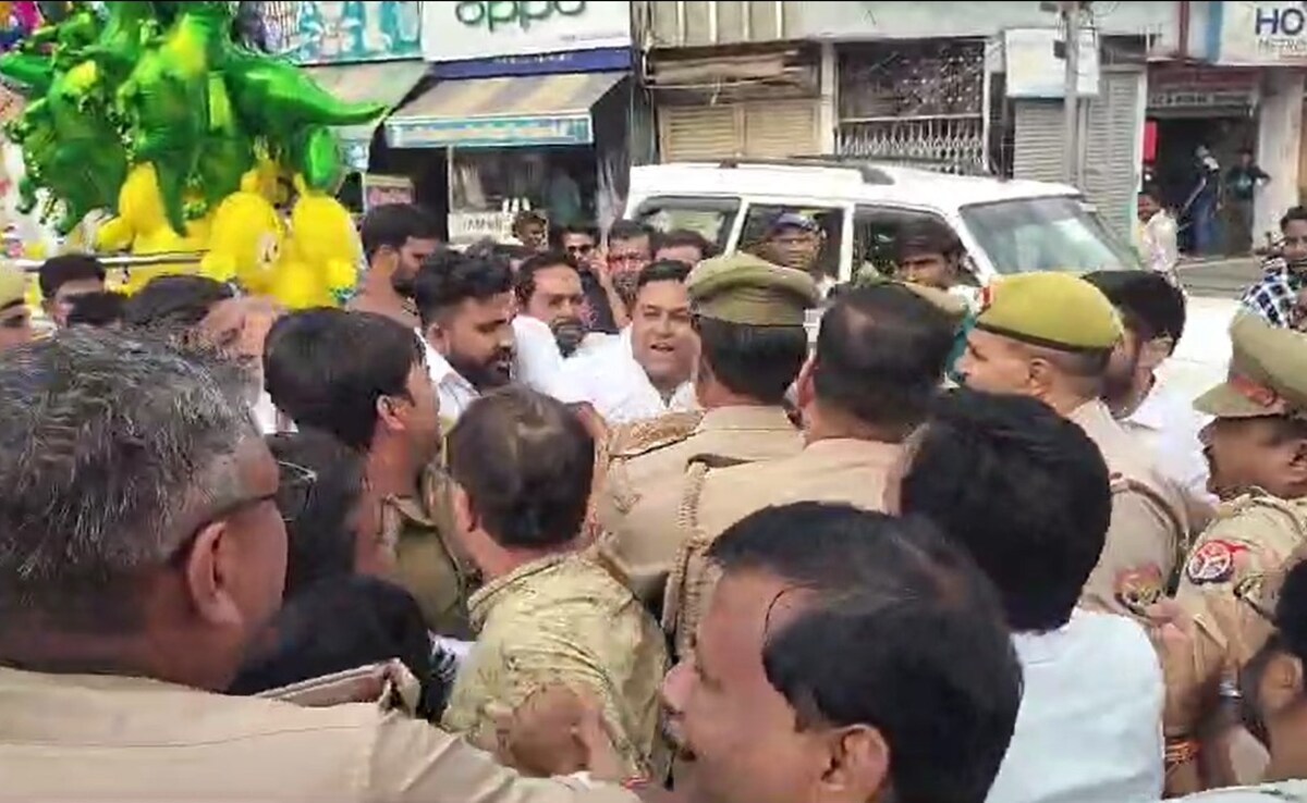 Video: A Tug-Of-War Between UP Cops, BJP Workers For Rahul Gandhi's Effigy