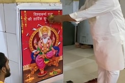 BJP Workers Honour PM Modi As 'Modern Vishwakarma' In A Special Ceremony On His Birthday BJP Workers Honour PM Modi As 'Modern Vishwakarma' In A Special Ceremony On His Birthday