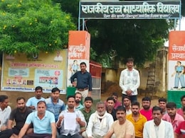 शिक्षक दिवस पर सामने आई एक टीचर की घिनौनी करतूत, नाराज लोगों ने स्कूल गेट के बाहर दिया धरना शिक्षक दिवस पर सामने आई एक टीचर की घिनौनी करतूत, नाराज लोगों ने स्कूल गेट के बाहर दिया धरना