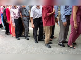 ATM मधून 1000 काढले, निघाले 1600; प्रत्येक व्यवहारावर 600 रुपये अधिक...ग्राहकांची गर्दी