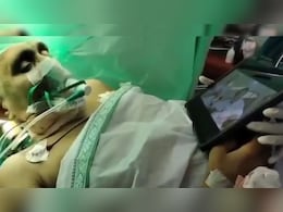 डॉक्टर्स निकाल रहे थे ब्रेन ट्यमूर, महिला मरीज ऑपरेशन थिएटर में देखती रही जूनियर NTR की फिल्म डॉक्टर्स निकाल रहे थे ब्रेन ट्यमूर, महिला मरीज ऑपरेशन थिएटर में देखती रही जूनियर NTR की फिल्म