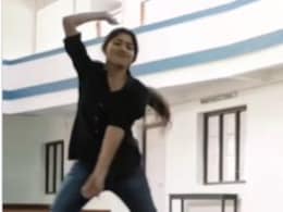 साउथ एक्ट्रेस साई पल्लवी के डांस के भी दीवाने हुए फैंस, 9 लाख से ज्यादा लोगों ने देखा वीडियो, एनर्जी देख बोले- सुपर डांसर साउथ एक्ट्रेस साई पल्लवी के डांस के भी दीवाने हुए फैंस, 9 लाख से ज्यादा लोगों ने देखा वीडियो, एनर्जी देख बोले- सुपर डांसर