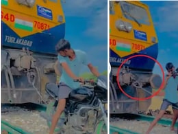 वायरल होने के चक्कर में कुछ भी...ट्रेन की पटरी पर खड़े इंजन को बाइक से खींचने की कोशिश, भड़के लोग वायरल होने के चक्कर में कुछ भी...ट्रेन की पटरी पर खड़े इंजन को बाइक से खींचने की कोशिश, भड़के लोग