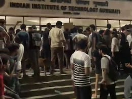 IIT गुवाहाटी के हॉस्टल में मृत मिला छात्र, इस साल चौथी मौत; गुस्साए छात्रों ने किया विरोध प्रदर्शन IIT गुवाहाटी के हॉस्टल में मृत मिला छात्र, इस साल चौथी मौत; गुस्साए छात्रों ने किया विरोध प्रदर्शन