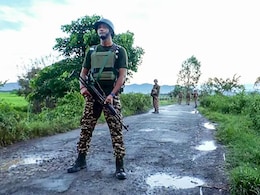 फिर हिंसा की चपेट में मणिपुर, गोलीबारी में 6 लोगों की मौत; पूर्व CM के घर बमबाजी के बाद कमांडो तैनात फिर हिंसा की चपेट में मणिपुर, गोलीबारी में 6 लोगों की मौत; पूर्व CM के घर बमबाजी के बाद कमांडो तैनात