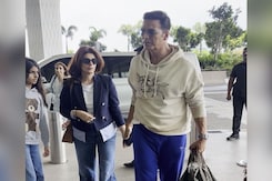 Akshay Kumar's Famjam With Wife Twinkle And Daughter Nitara At Airport Akshay Kumar's Famjam With Wife Twinkle And Daughter Nitara At Airport