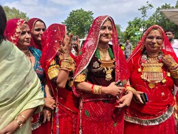लाखों के सोने से लदीं महिलाएं, खेजड़ली मेला की कहानी, जब राजा के हुक्म पर 363 लोगों ने दिया था बलिदान लाखों के सोने से लदीं महिलाएं, खेजड़ली मेला की कहानी, जब राजा के हुक्म पर 363 लोगों ने दिया था बलिदान