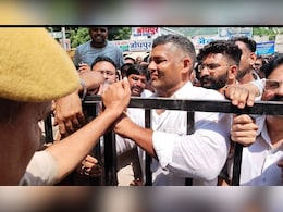 Rajasthan Politics: पुलिस ने रोका तो पूर्वमंत्री अशोक चांदना ने कलेक्ट्रेट पर गेट तोड़ा, राजस्थान में कांग्रेस का विरोध प्रदर्शन