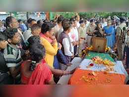कटनी: शहीद प्रदीप पटेल की अंतिम यात्रा में उमड़ा जनसमूह, नम आंखों से लोगों ने दी श्रद्धांजलि कटनी: शहीद प्रदीप पटेल की अंतिम यात्रा में उमड़ा जनसमूह, नम आंखों से लोगों ने दी श्रद्धांजलि