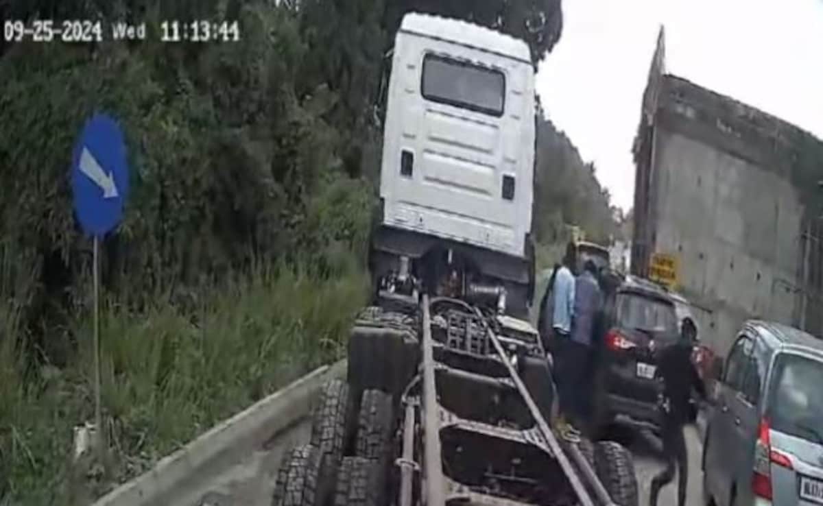 Video: Car Boxed-In By 3 SUVs On Kerala Highway, Gang Loots 2.5 Kg Gold