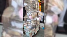 Ujjain : इच्छा हुई पूरी तो पुत्र को रुपयों से तोला, फिर पैसा कर दिया दान ! VIDEO Viral