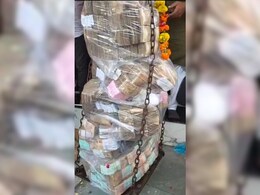 Ujjain : इच्छा हुई पूरी तो पुत्र को रुपयों से तोला, फिर पैसा कर दिया दान ! VIDEO Viral