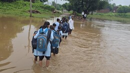 करौली में भारी बारिश के बाद जन जीवन अस्त- व्यस्त, जान जोखिम में डालकर स्कूल जा रहे बच्चे&nbsp;