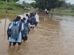 करौली में भारी बारिश के बाद जन जीवन अस्त- व्यस्त, जान जोखिम में डालकर स्कूल जा रहे बच्चे 