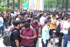 Customers Line-Up To Purchase New iPhone 16 Series Smartphones In Mumbai And Delhi Customers Line-Up To Purchase New iPhone 16 Series Smartphones In Mumbai And Delhi