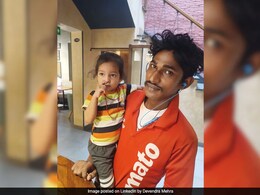 2 साल की बच्ची को साथ लेकर खाना डिलीवर करता था जोमैटो का एजेंट, देख स्टार बक्स ने जो किया वो दिल को छू लेगा 2 साल की बच्ची को साथ लेकर खाना डिलीवर करता था जोमैटो का एजेंट, देख स्टार बक्स ने जो किया वो दिल को छू लेगा