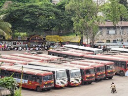 वेतन वृद्धि पर MSRTC कर्मचारियों की हड़ताल जारी, बस सेवाएं ठप होने से परेशान लोग वेतन वृद्धि पर MSRTC कर्मचारियों की हड़ताल जारी, बस सेवाएं ठप होने से परेशान लोग