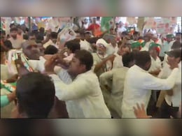 प्रयागराज : कांग्रेस के संविधान सम्मान सम्मेलन में पार्टी कार्यकर्ताओं के बीच हुई जमकर मारपीट, देखें - Video प्रयागराज : कांग्रेस के संविधान सम्मान सम्मेलन में पार्टी कार्यकर्ताओं के बीच हुई जमकर मारपीट, देखें - Video