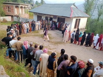 Jammu-Kashmir Election 2024 Voting Live Updates: दूसरे चरण में 6 जिलों की  26 सीटों पर 54.11% वोटिंग | Election 2024 Live: Jammu-Kashmir Election 2024  Voting Live Updates: 26 seats, 239 candidates are in the fray