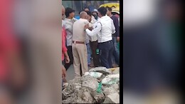 इंदौर में शराबी युवक ने सरेआम फाड़ी SI की वर्दी, झूमाझटकी का वीडियो हुआ वायरल
