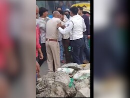 इंदौर में शराबी युवक ने सरेआम फाड़ी SI की वर्दी, झूमाझटकी का वीडियो हुआ वायरल इंदौर में शराबी युवक ने सरेआम फाड़ी SI की वर्दी, झूमाझटकी का वीडियो हुआ वायरल