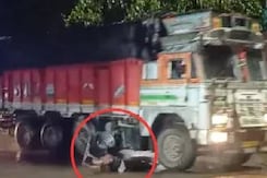 बीच सड़क पर कुर्सी डालकर बैठा शख्स, ट्रक ने मारी टक्कर, बाल-बाल बची जान