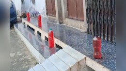 Rajasthan: &nbsp;राजस्थान के इस गांव में हर घर के गेट पर रखी हैं लाल-नीली बोतलें, इस टोटके से अचरज में पड़े लोग