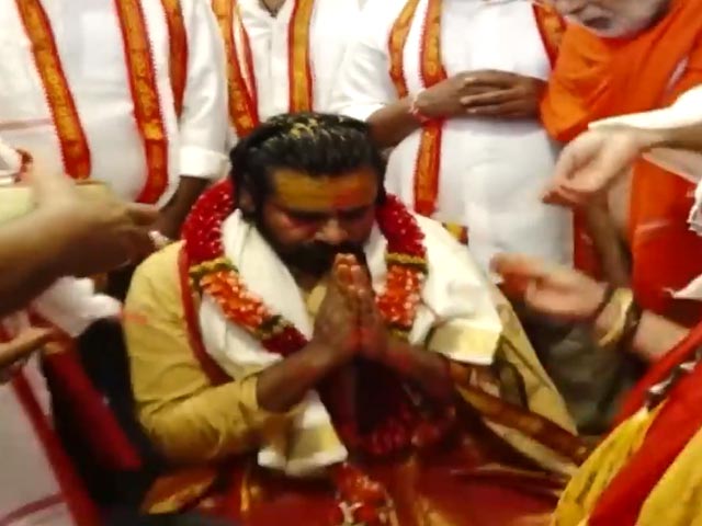 Prakash Raj Vs Pawan Kalyan Over Tirupati Laddoos