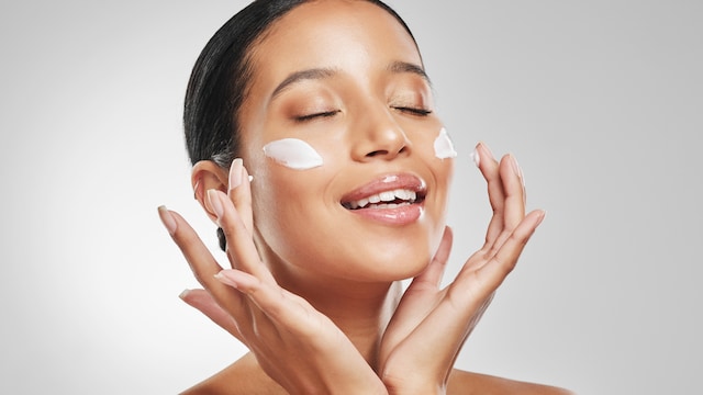 The nutritionist claims that to control the acne breakout, one should avoid sugar