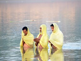 Pitru Paksha 2024: पितृ पक्ष में पितरों को अर्पित किया जाता है जल, जानिए जल अर्पित करने की सही विधि Pitru Paksha 2024: पितृ पक्ष में पितरों को अर्पित किया जाता है जल, जानिए जल अर्पित करने की सही विधि
