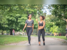 दररोज 10 हजार पावलं चालल्याने काय होतं? वयानुसार रोज किती स्टेप्स चालायला हवीत दररोज 10 हजार पावलं चालल्याने काय होतं? वयानुसार रोज किती स्टेप्स चालायला हवीत