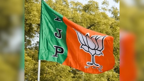 MP: रिटायर्ड ASP, SI सहित 280 लोगों ने थामा BJP का दामन, कांग्रेस को लगा बड़ा झटका 