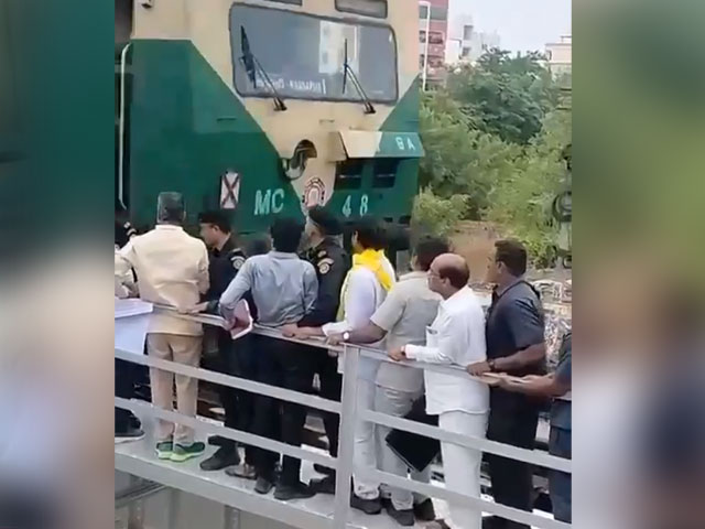 Unperturbed Over Speeding Train, Chandrababu Naidu Inspects Flood Relief Work