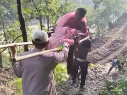 VIDEO: बाढ़ में टूटी सड़क तो डोली को बनाया एंबुलेंस, 3 KM पैदल चलकर महिला को पहुंचाया अस्पताल VIDEO: बाढ़ में टूटी सड़क तो डोली को बनाया एंबुलेंस, 3 KM पैदल चलकर महिला को पहुंचाया अस्पताल