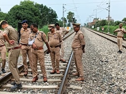 गाजीपुर में टला बड़ा रेल हादसा, ट्रैक पर लकड़ी देख लोको पायलट ने दिखाई समझदारी, इस तरह बचाई यात्रियों की जान गाजीपुर में टला बड़ा रेल हादसा, ट्रैक पर लकड़ी देख लोको पायलट ने दिखाई समझदारी, इस तरह बचाई यात्रियों की जान