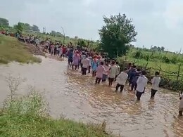 कंधे पर अर्थी, पानी में डूबे पैर ! क्या यही है MP में विकास के दावों की तस्वीर ?