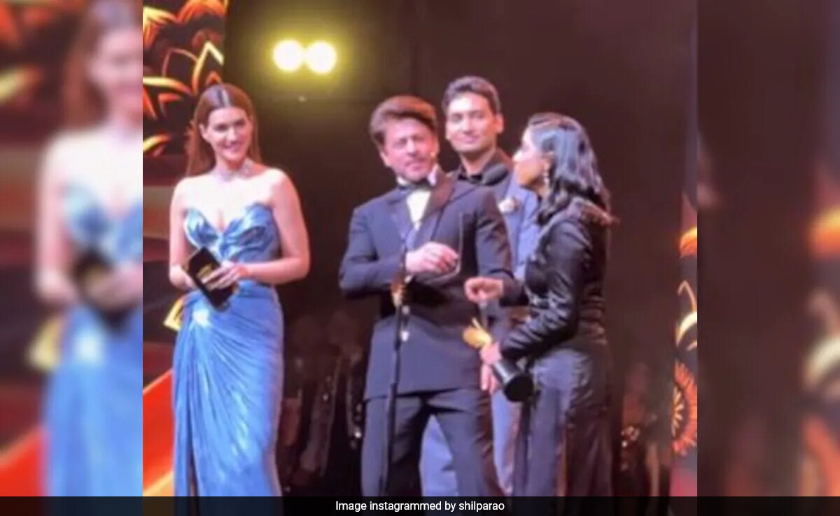 IIFA 2024: The <i>Jawan</i> Effect - Shah Rukh Khan Grooves To <i>Chaleya</i> With Singer Shilpa Rao