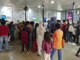 अस्पताल में मरीजों की बाढ़, वार्ड में बेड भी फुल, ओपीडी में धक्के खा रहे मरीज-परिजन अस्पताल में मरीजों की बाढ़, वार्ड में बेड भी फुल, ओपीडी में धक्के खा रहे मरीज-परिजन