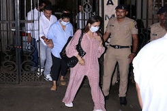 Arjun Kapoor Accompanies Malaika Arora As She Leaves Parents' House Arjun Kapoor Accompanies Malaika Arora As She Leaves Parents' House