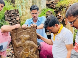 Dungarpur: स्कूल के मलबा के नीचे निकली हनुमानजी की मूर्ति, लोगों ने शुरू की पूजा-अर्चना   Dungarpur: स्कूल के मलबा के नीचे निकली हनुमानजी की मूर्ति, लोगों ने शुरू की पूजा-अर्चना