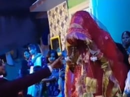 दुल्हन को इम्प्रेस करने के चक्कर में दूल्हे ने की बड़ी गलती, अरिजीत सिंह का गाना भी नहीं बचा सका इज्जत, VIDEO हुआ वायरल दुल्हन को इम्प्रेस करने के चक्कर में दूल्हे ने की बड़ी गलती, अरिजीत सिंह का गाना भी नहीं बचा सका इज्जत, VIDEO हुआ वायरल