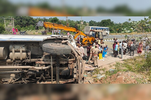 बस को क्रेन से उठाते हुए 